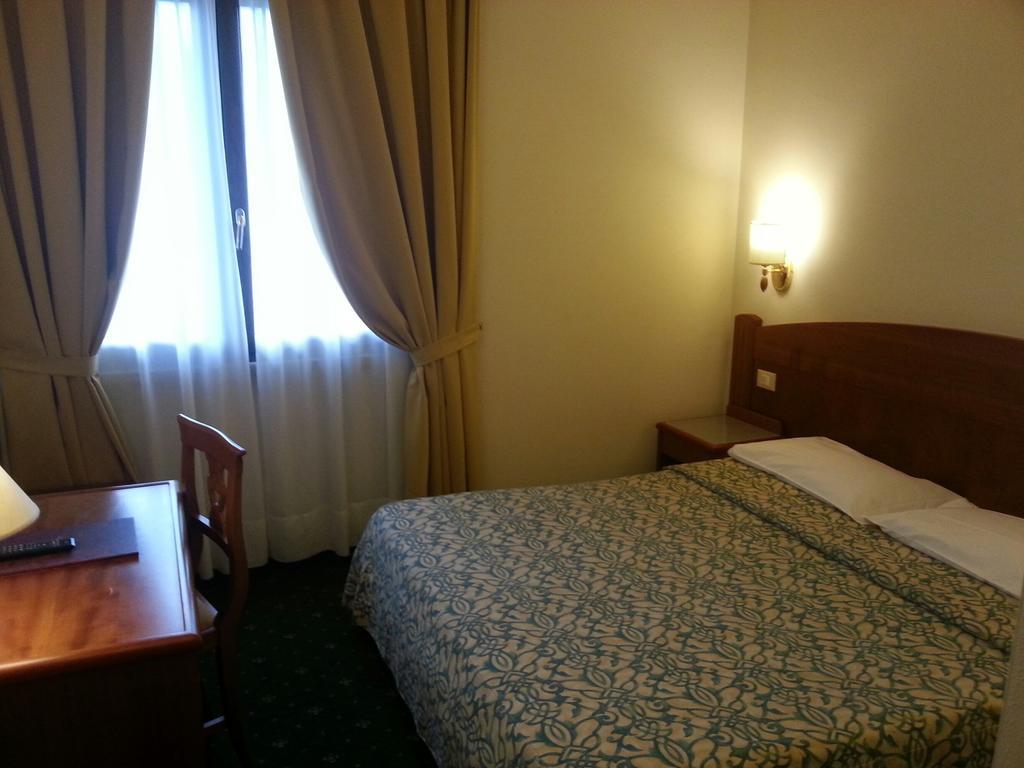 Hotel Smeraldo Lazise Szoba fotó